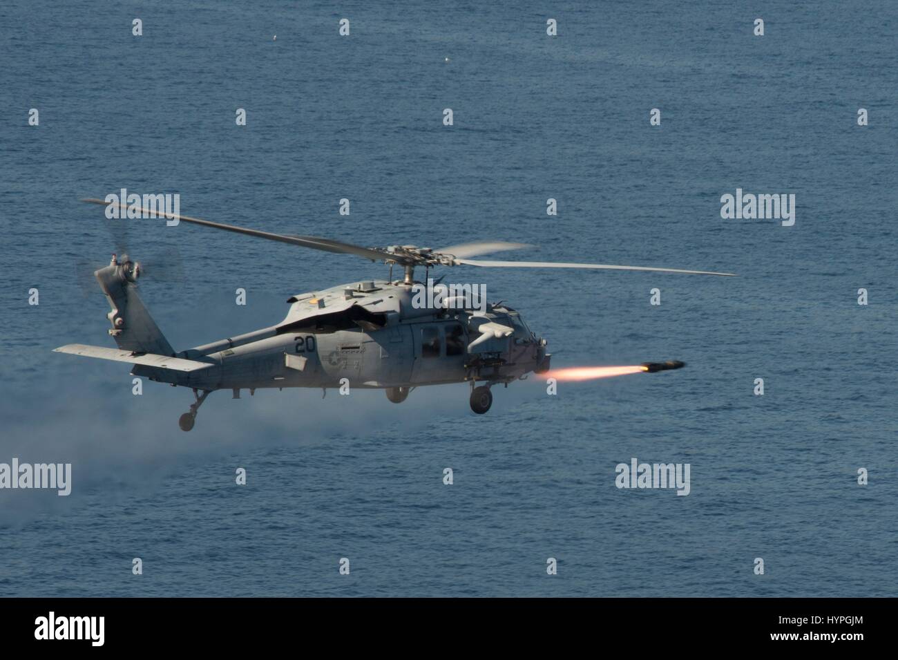 Ein USN MH-60 Seahawk Hubschrauber startet eine AGM-114N Hellfire-Rakete während live-Feuer des Kampfes Ausbildung 2. März 2017 in Insel San Clemente, Kalifornien. Stockfoto