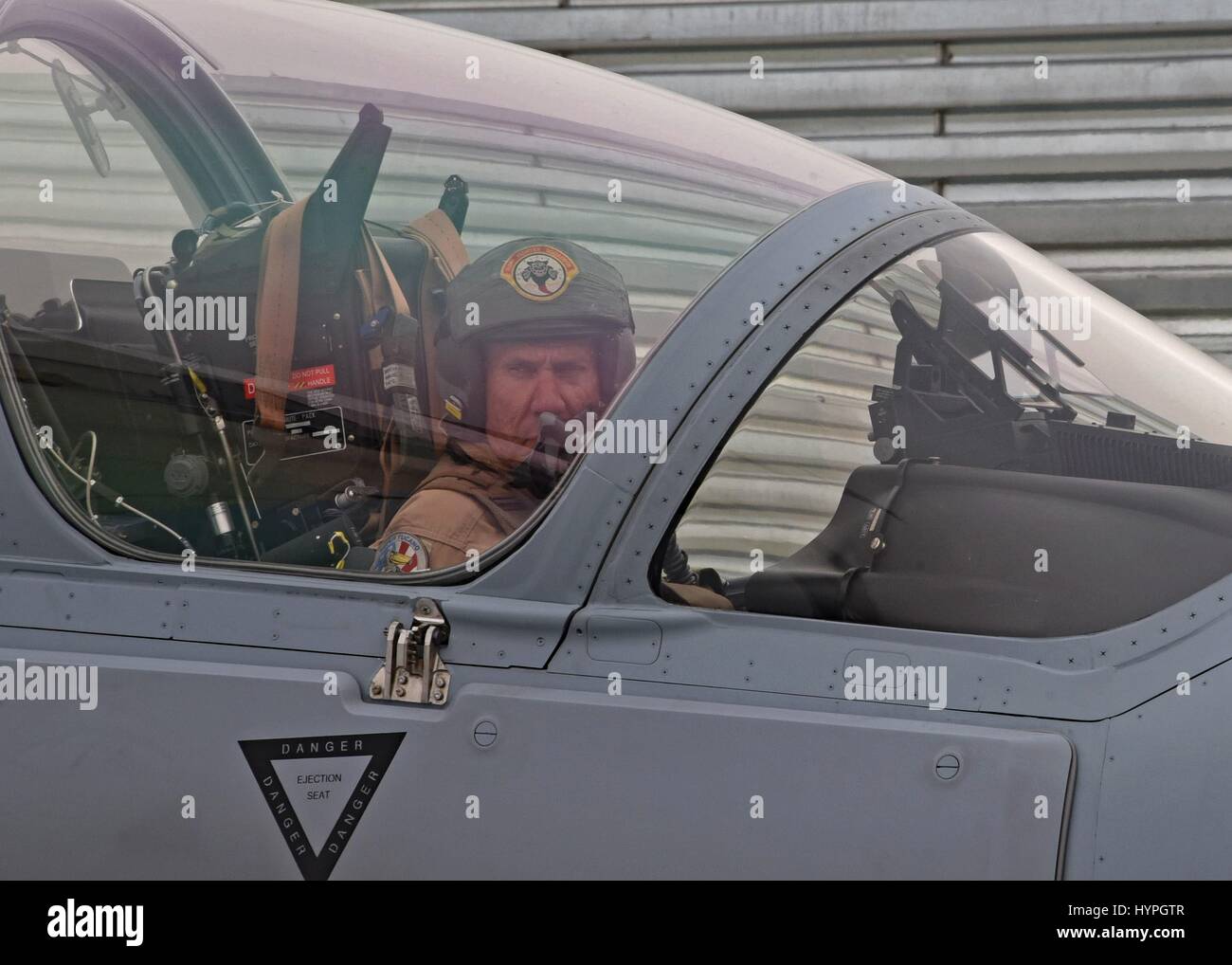 US Air Force Pilot rollt eine A-29 Super Tucano Licht-Angriff Flugzeug nach der Landung in Kabul Air Wing 20. März 2017 in Kabul, Afghanistan. Stockfoto
