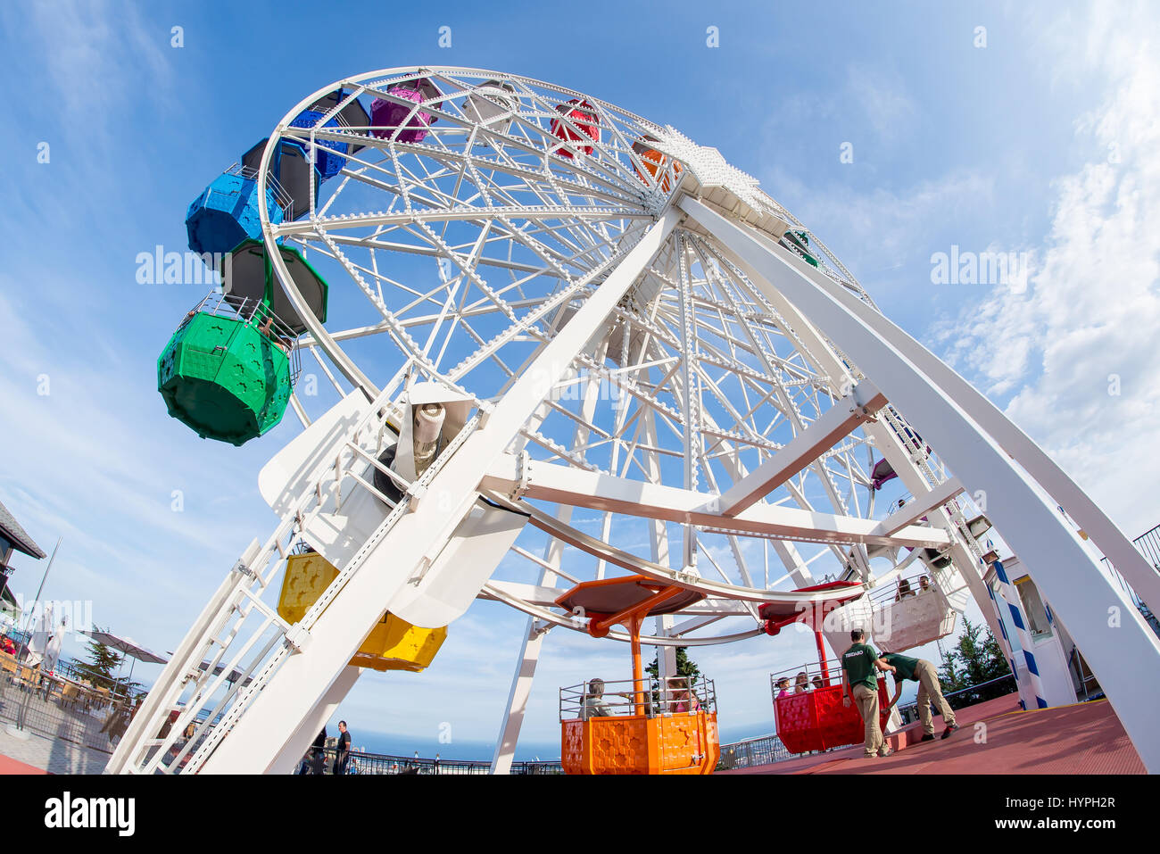 BARCELONA - SEP-5: Eine farbige Riesenrad im Tibidabo Vergnügungspark am 5. September 2015 in Barcelona, Spanien. Stockfoto