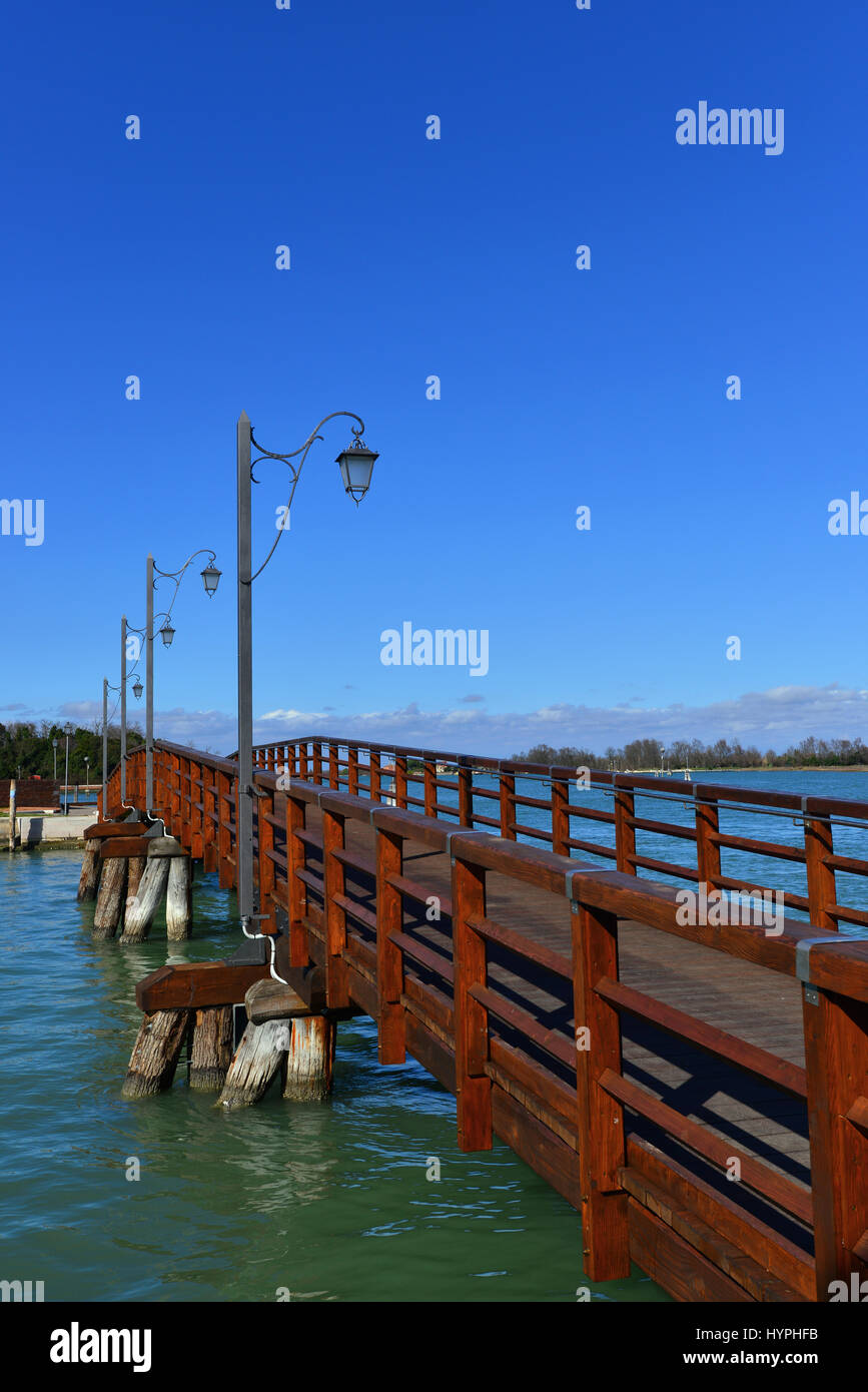 Insel Burano Holzbrücke mit blauem Himmel, in die Lagune von Venedig Stockfoto