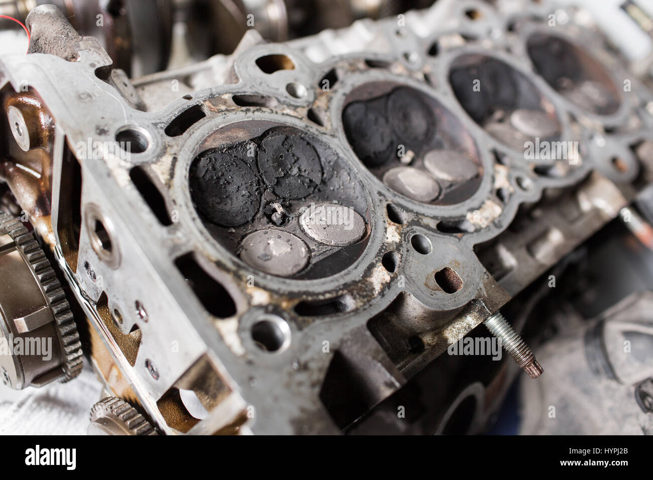 Motor-Ventil-Auto-Wartung. Eine Anzahlung auf einen Kolben, eine große  Ausführung eine lange Lebensdauer Stockfotografie - Alamy