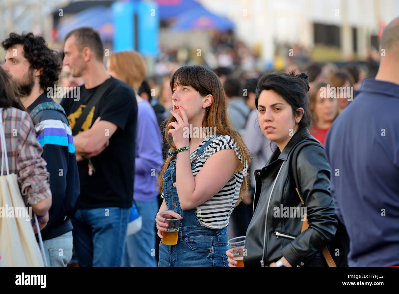 BARCELONA - 1 JUN: Menschen bei Primavera Sound Festival 2016 am 1. Juni 2016 in Barcelona, Spanien. Stockfoto