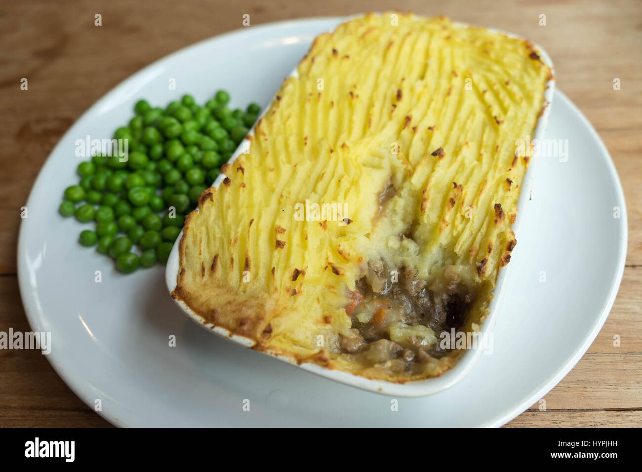 Gegessen wird zu Hause Shepherd's Pie mit gekochten Erbsen Stockfoto