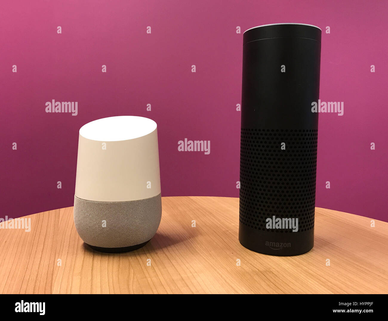 Google-Startseite (links) die im Vereinigten Königreich mit Amazons Echo (rechts), konkurrieren in London gestartet wurde. Stockfoto