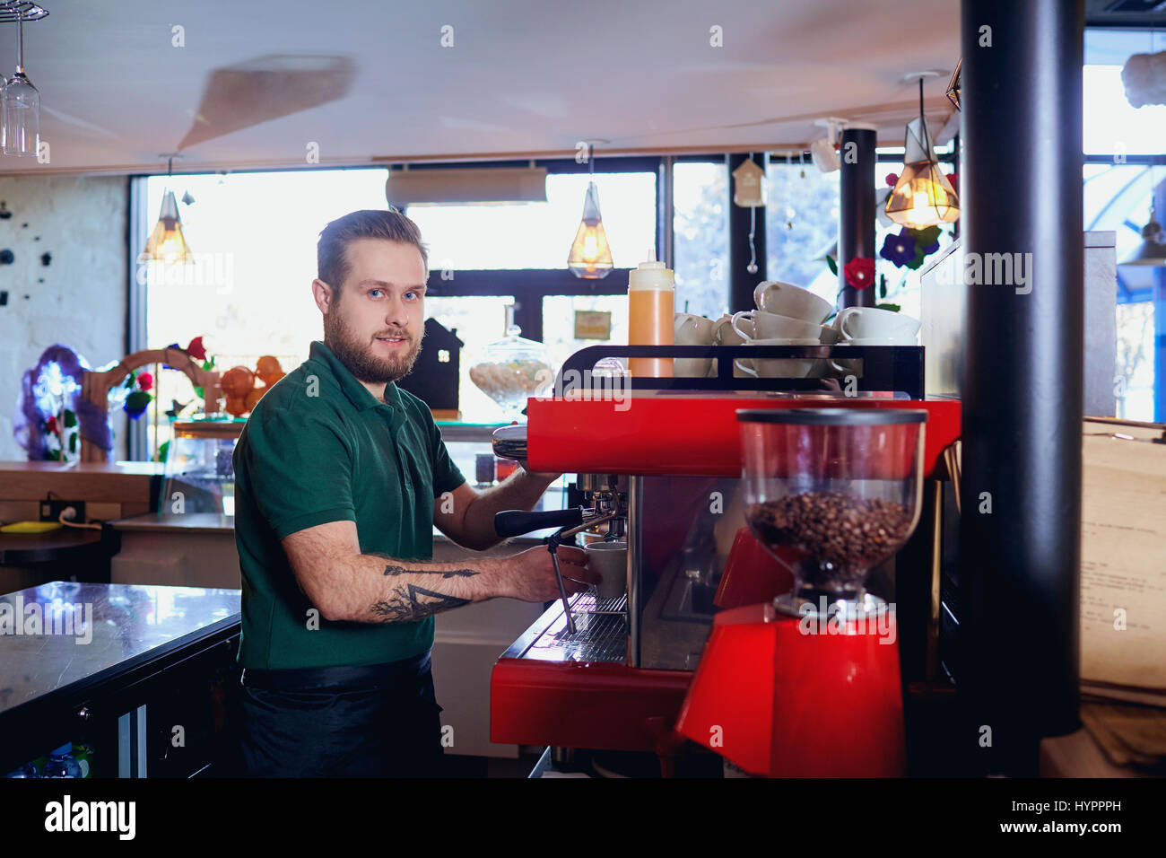 Barista ist ein heißes Getränk auf Kaffeemaschine an der bar Stockfoto