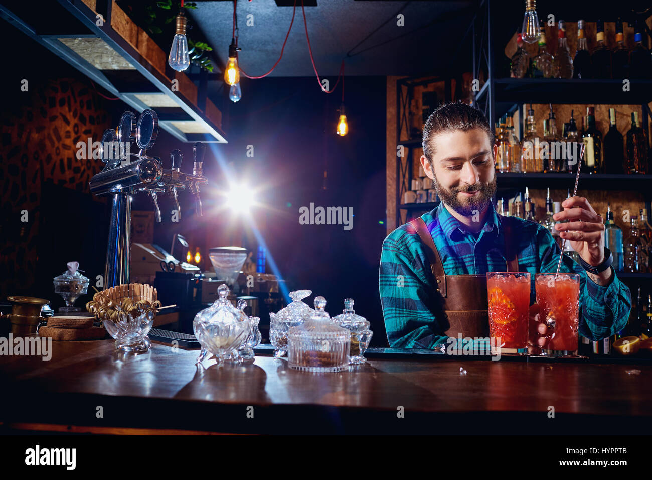 Der Barkeeper lacht machen einen Cocktail an der bar Stockfoto