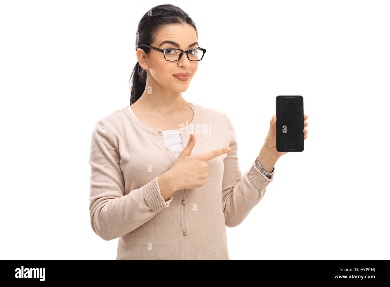 Smart aussehende Frau isoliert zeigen ein Handy und zeigt auf weißem Hintergrund Stockfoto