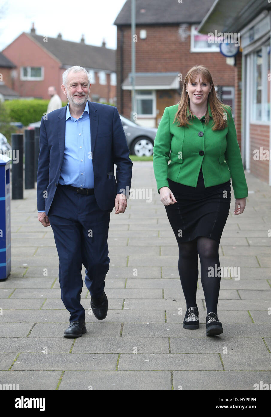 Labour Chef Jeremy Corbyn Und Schatten Ausbildung Sekretarin Angela Rayner Besuchen Einen Kinderclub Urlaub Bei The Leyland Project In Leyland Lancashire Stockfotografie Alamy