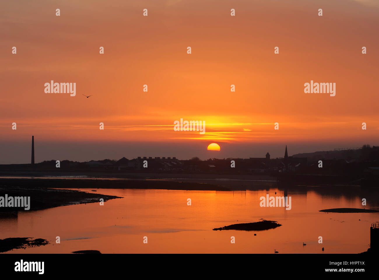 Sonnenuntergang über der Mündung des Flusses Tweed Stockfoto