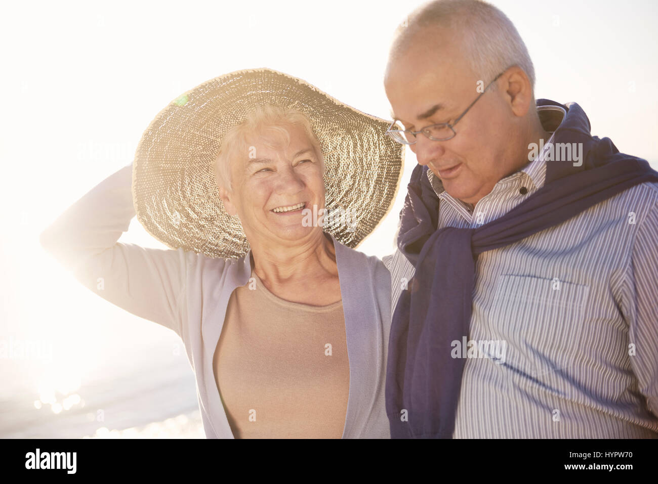 Großmutter und Großvater am Strand Stockfoto