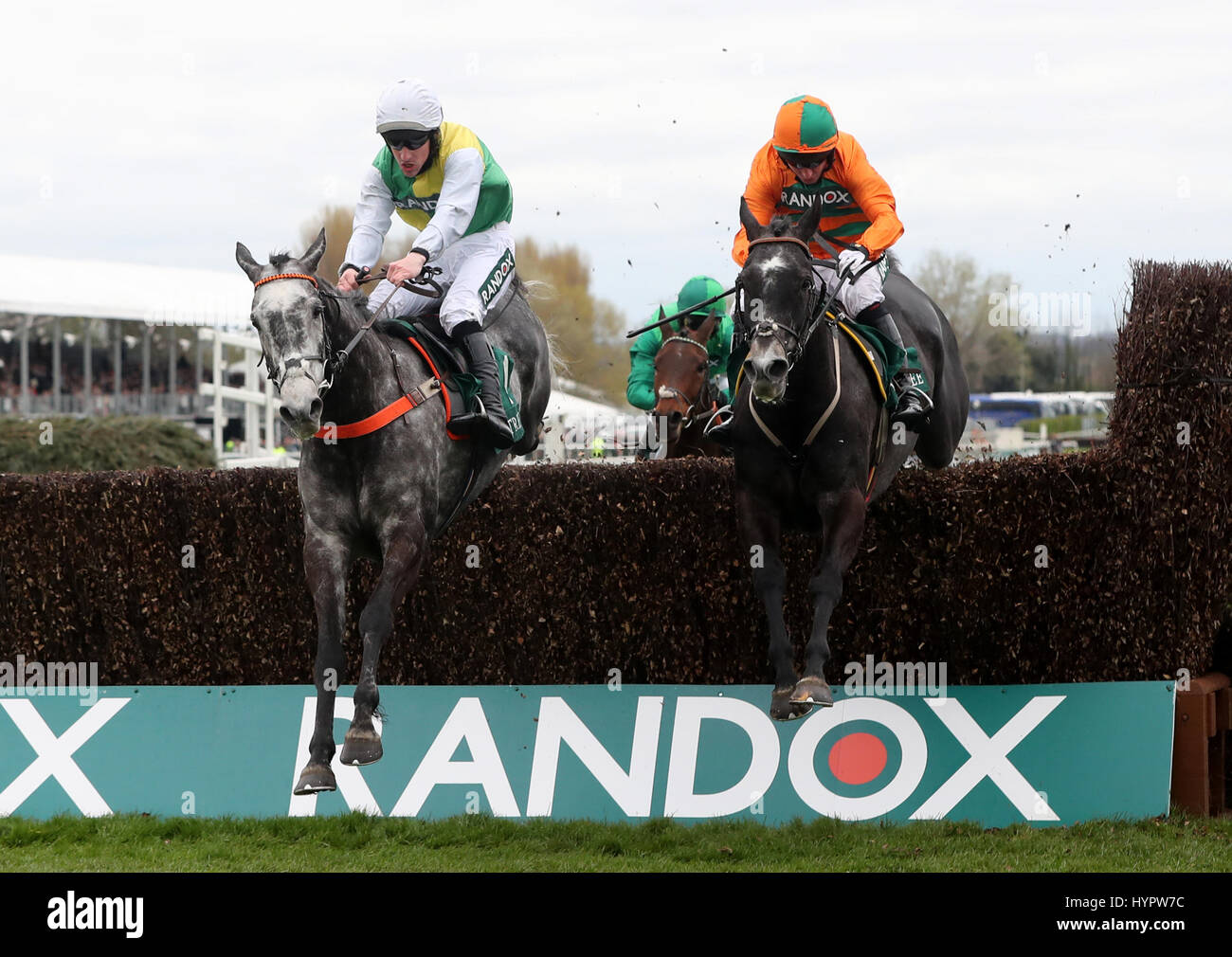 Noel Fehily an Bord fliegen Engel (rechts) gewinnt der Mildmay Manifest Novizinnen Chase bei Tag eins des Randox Gesundheit Grand National Festival in Aintree Racecourse. Stockfoto