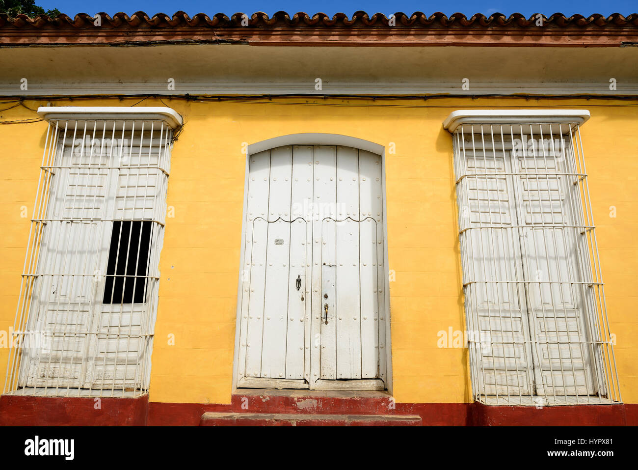Fassade des kolonialen Hauses von einer der Straßen in Trinidad auf Kuba in der touristischen Stadt von spanischen Siedlern gebaut Stockfoto