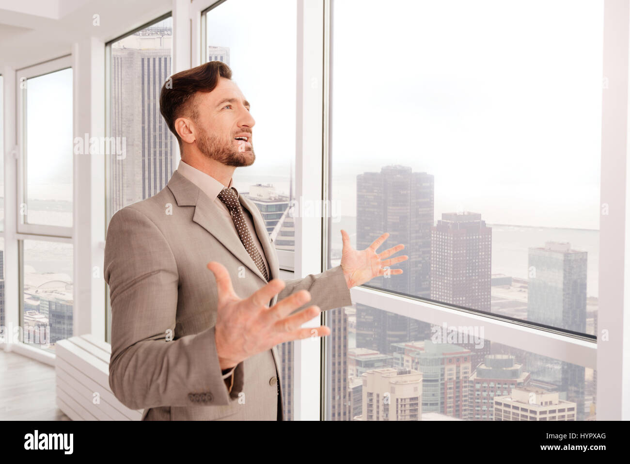 Erfolgreicher Geschäftsmann, genießen den Blick von seinem Büro Stockfoto