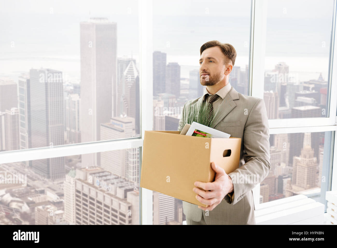 Angenehme schwere Mitarbeiter stehen im Büro Stockfoto