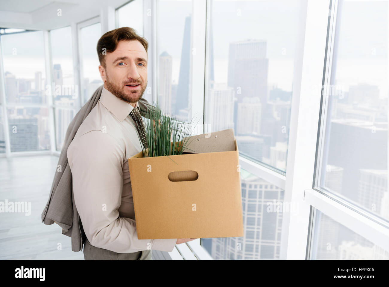 Geschäftsmann Holzeinschlag traurig und tragen seine Habseligkeiten gefeuert Stockfoto