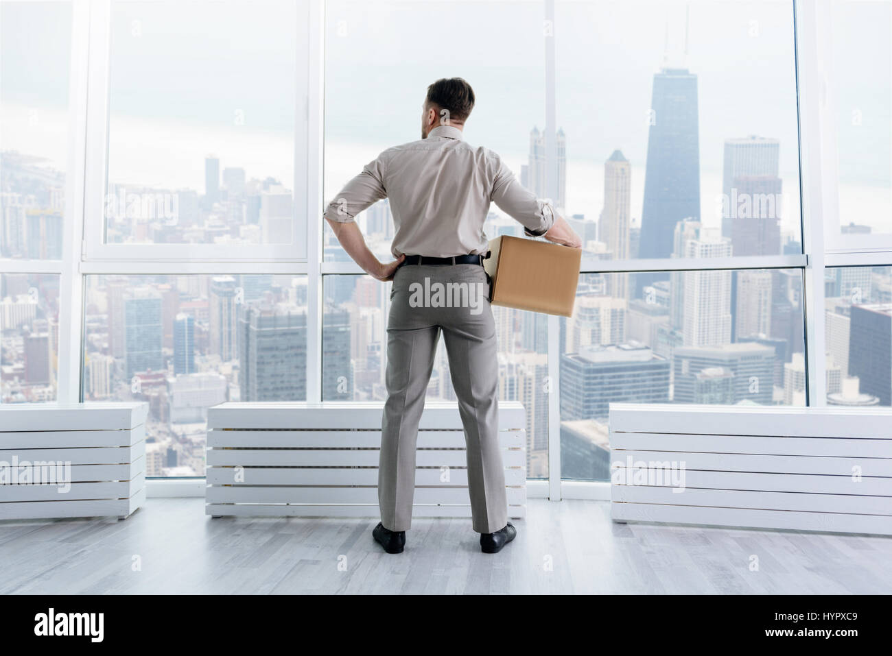 Angenehme Geschäftsmann, stehend im Büro Stockfoto