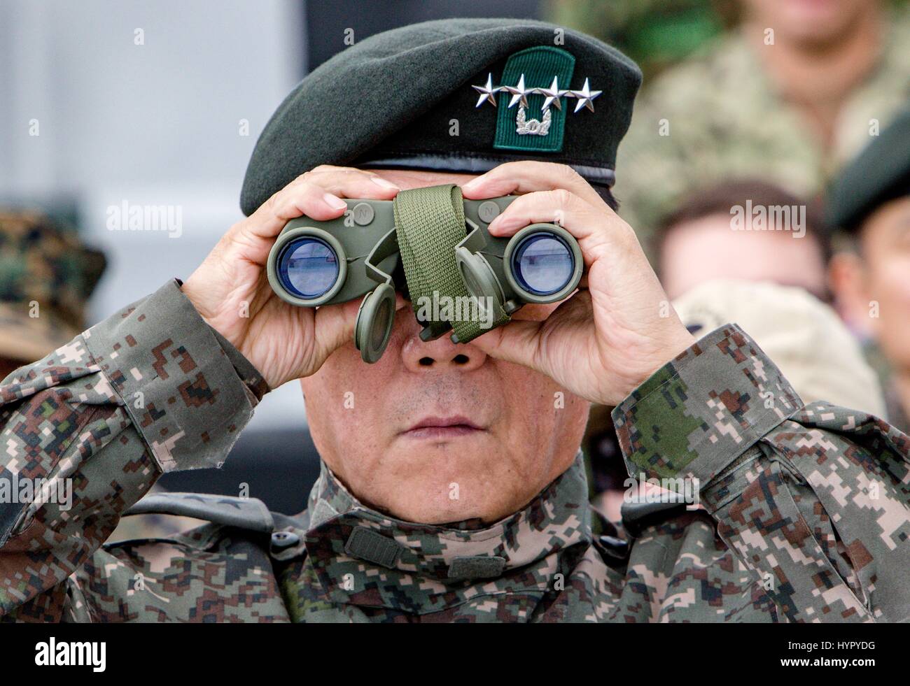 Südkoreanischer General Leem Ho Young, kombinierte Kräfte stellvertretender Kommandeur, Uhren eine amphibische Demonstration mit dem Fernglas während auf der jährlichen PALS 2017 Übungen 2. April 2017 in Pohang, Südkorea. PALS findet jährlich zur Stärkung der Beziehungen zwischen Indo-Asien-Pazifik Region Marine und Naval Forces. Stockfoto