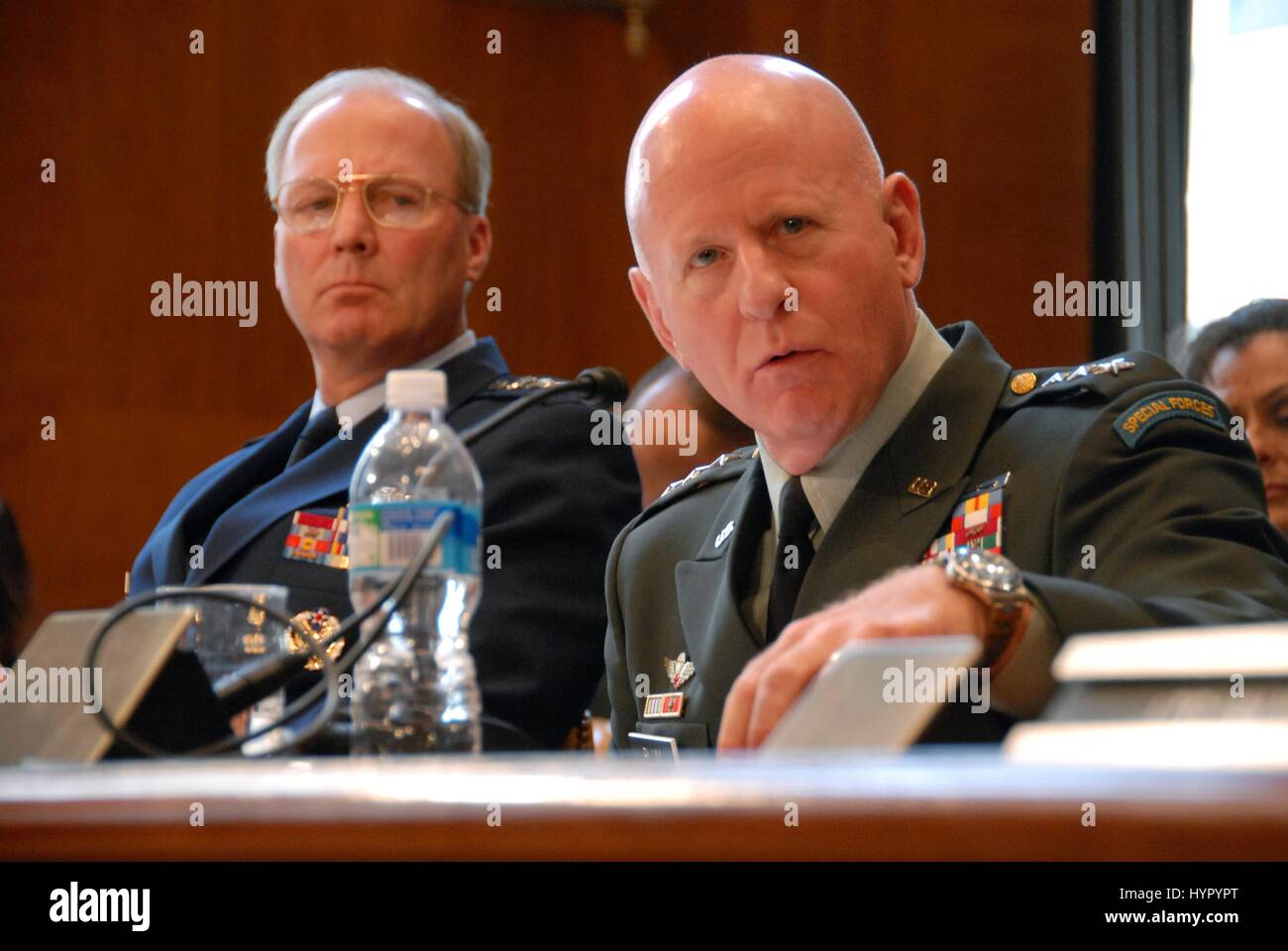 U.S. Air National Guard Director Craig McKinley (links) und National Guard Bureau Chief Steven Blum Zeugen vor dem Senat Mittel Subcommittee on Defense 14. Mai 2008 in Washington, DC. Stockfoto