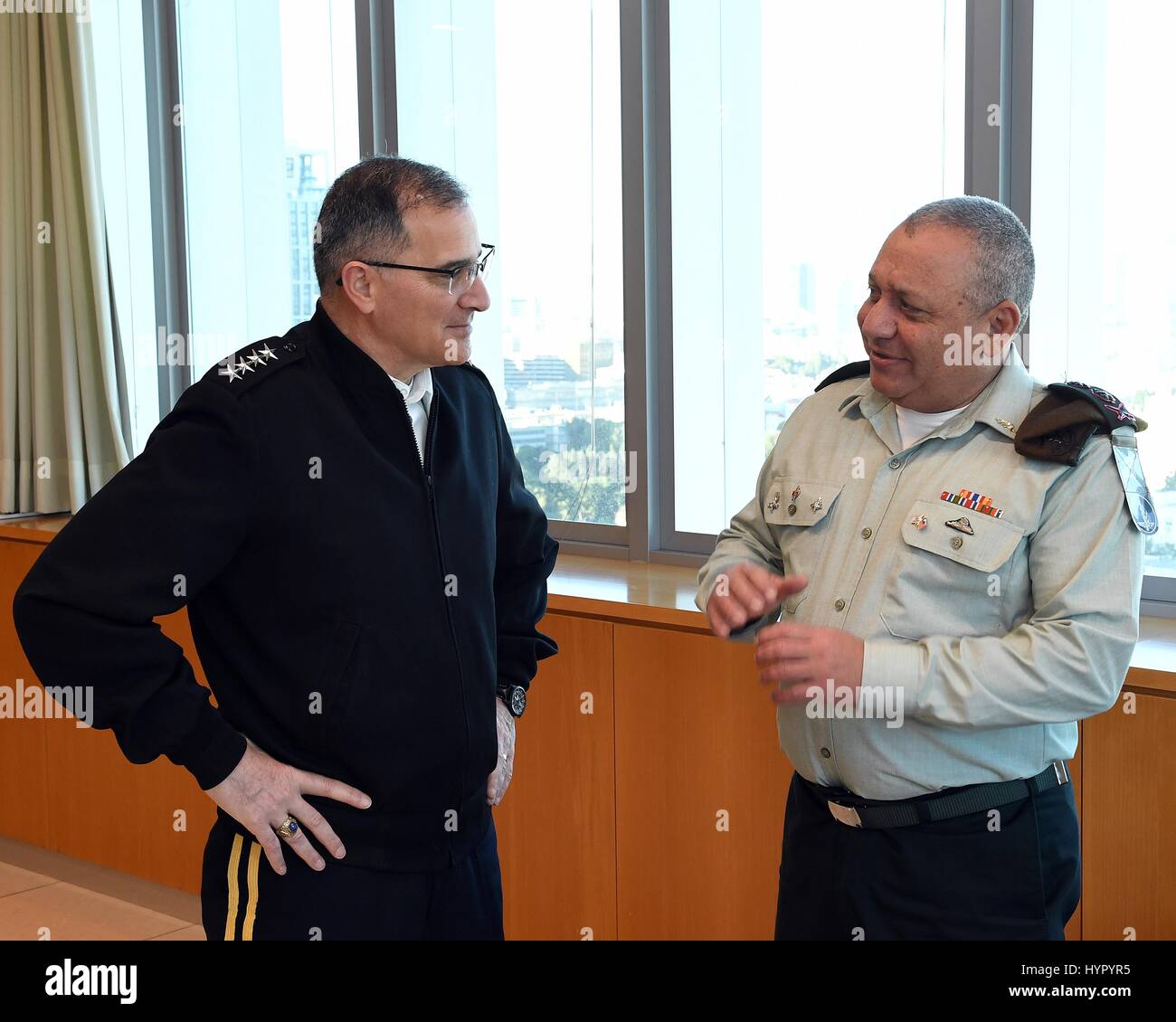 US-europäischen Command Kommandeur Curtis Scaparrotti trifft israelischen Defense Forces Stabschef Gadi Eizenkot Hauptquartier der IDF 6. März 2017 in Tel Aviv, Israel. Stockfoto