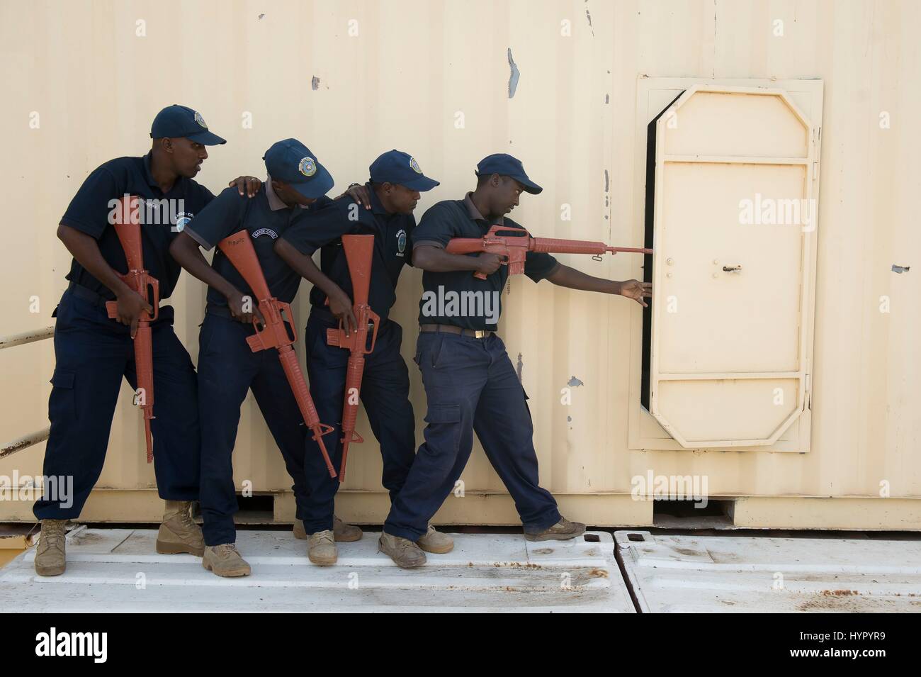 Dschibutischer Soldaten beteiligen sich an einer simulierten Schiff Übung während Cutlass Express 2. Februar 2017 in Dschibuti, Dschibuti. Stockfoto