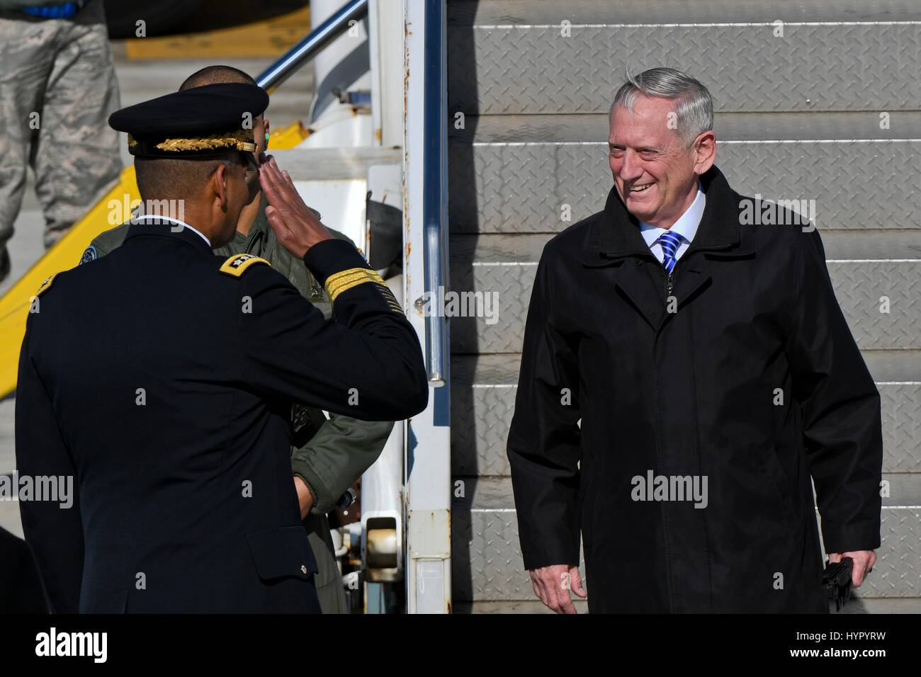 US Forces Korea Commander Vincent Brooks, links, salutiert US-Verteidigungsminister James Mattis, wie er auf der Osan Air Base 2. Februar 2017 in Gyeonggi-Do, Südkorea ankommt. Stockfoto