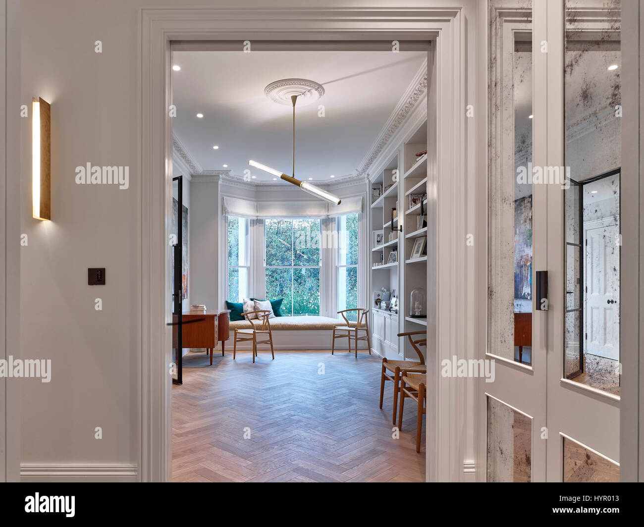 Wohnzimmer. Westlondon Familienhaus, London, Vereinigtes Königreich. Architekt: Steif + Trevillion Architekten, 2016. Stockfoto