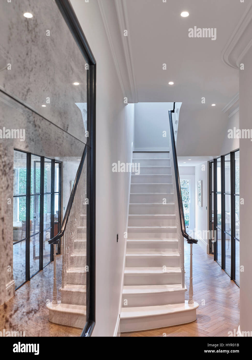 Treppe. Westlondon Familienhaus, London, Vereinigtes Königreich. Architekt: Steif + Trevillion Architekten, 2016. Stockfoto