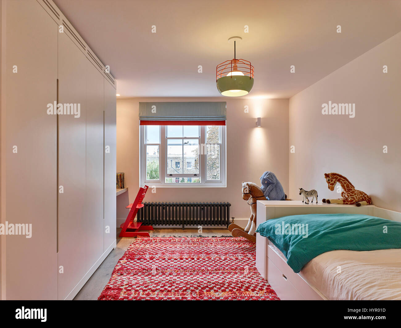 Schlafzimmer für Kinder. Westlondon Familienhaus, London, Vereinigtes Königreich. Architekt: Steif + Trevillion Architekten, 2016. Stockfoto