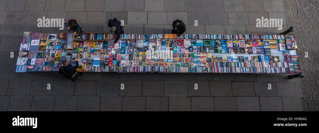 London, UK - 22. Oktober 2016: Menschen gehen durch das Buch und Rekord-Schnäppchen im Angebot auf der Londoner Themse Southbank Büchermarkt. Stockfoto