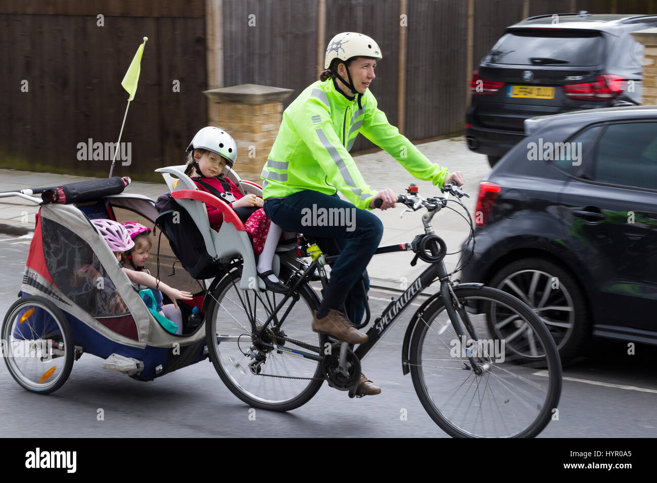 Frau Radfahrer auf Bike / Fahrrad mit + 3 Kinder; Co-Pilot