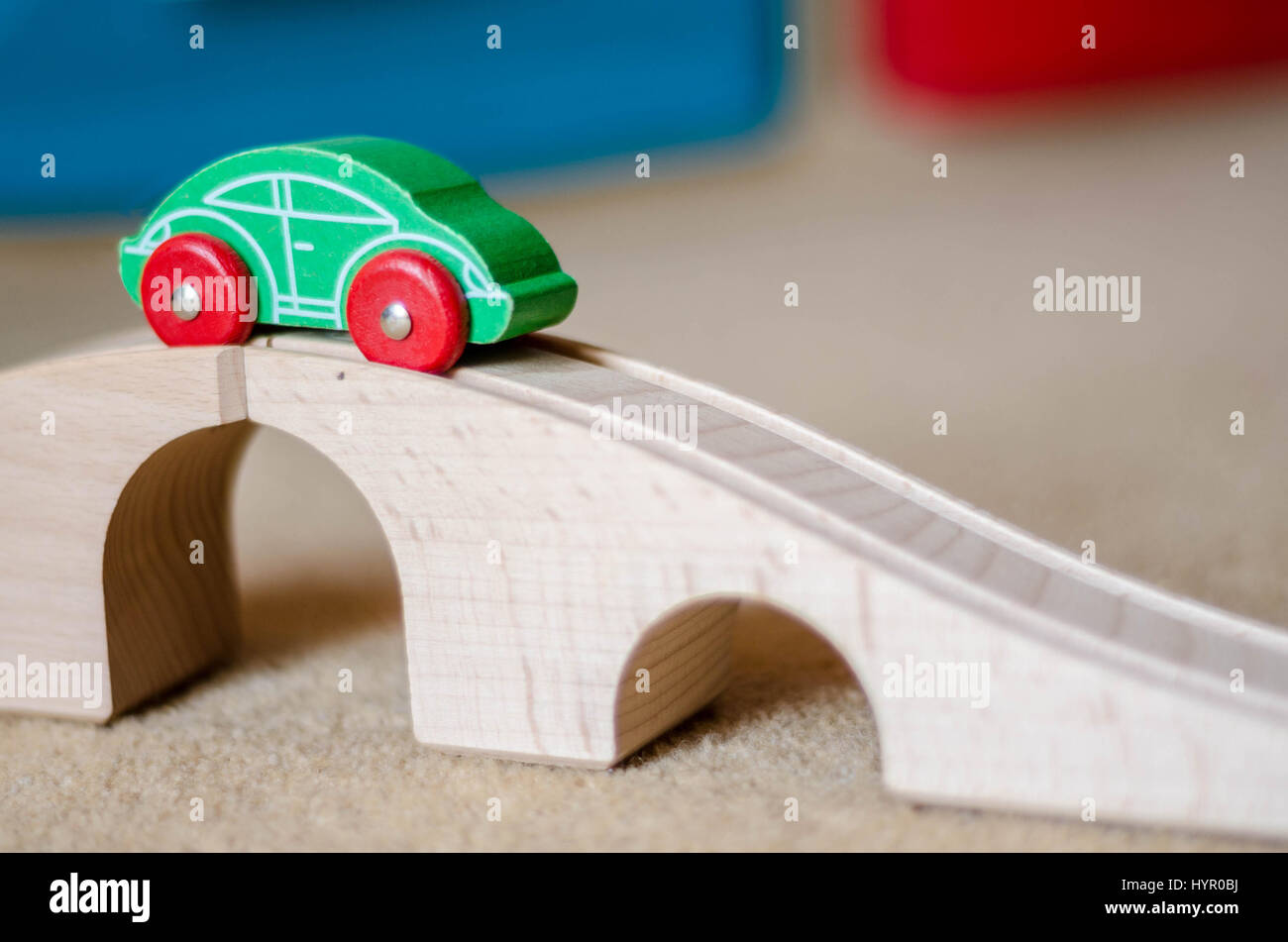 Eine hölzerne Spielzeugauto auf einer Holzbrücke Spielzeug. Das Auto läuft eine lange ein Track mit Rillen, die Räder zu führen. Stockfoto