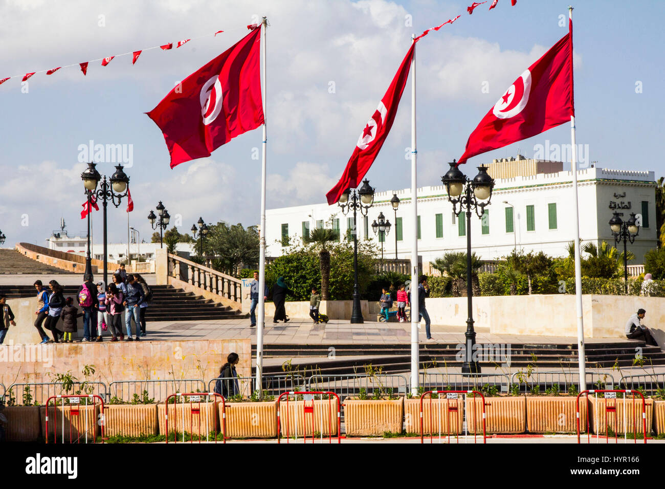 Flankiert von den blutroten Flaggen von Tunesien, Kasbah Square Fronten der modernen Stadt Halle und andere Regierungsgebäude von Tunis, Tunesien. Stockfoto