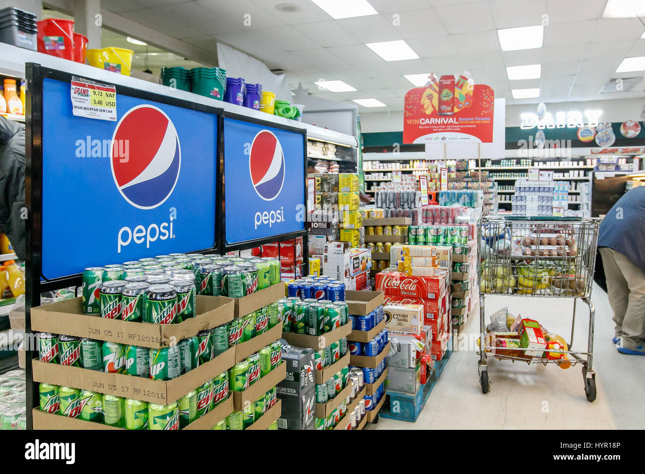 Alkoholfreie Getränke produziert von Pepsi Cola stand auf dem Boden einer Supermarkt unter einem Pepsi anmelden. Stockfoto