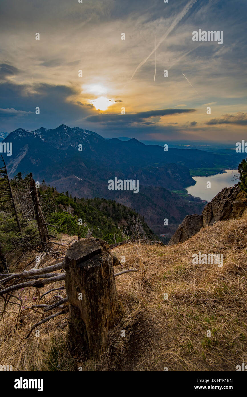 Schöne Aussicht auf den See vom Berg in den deutschen Alpen Stockfoto