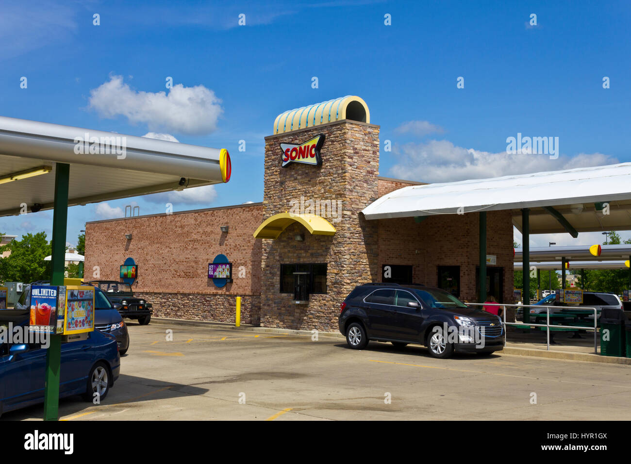 Lafayette, IN - ca. Juli 2016: Sonic Drive-in-Fast-Food-Standort. Sonic ist ein Drive-In Restaurant Kette III Stockfoto