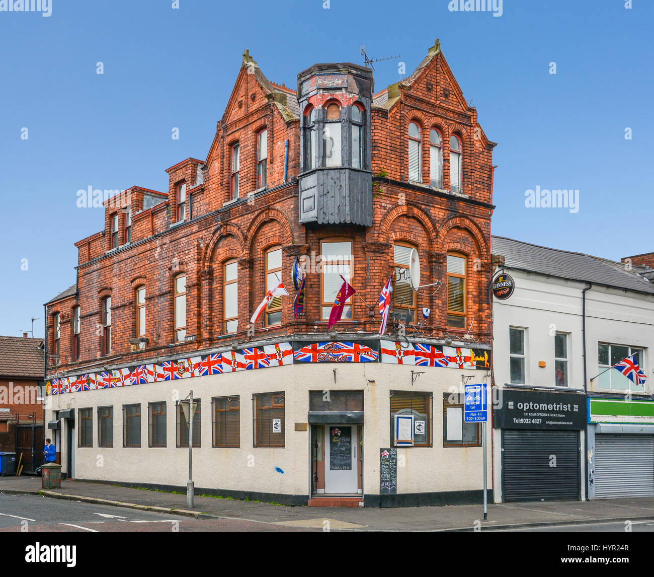 Ziegelhaus mit britische Flaggen in der Nähe von Shankill Road in Belfast, Nordirland Stockfoto