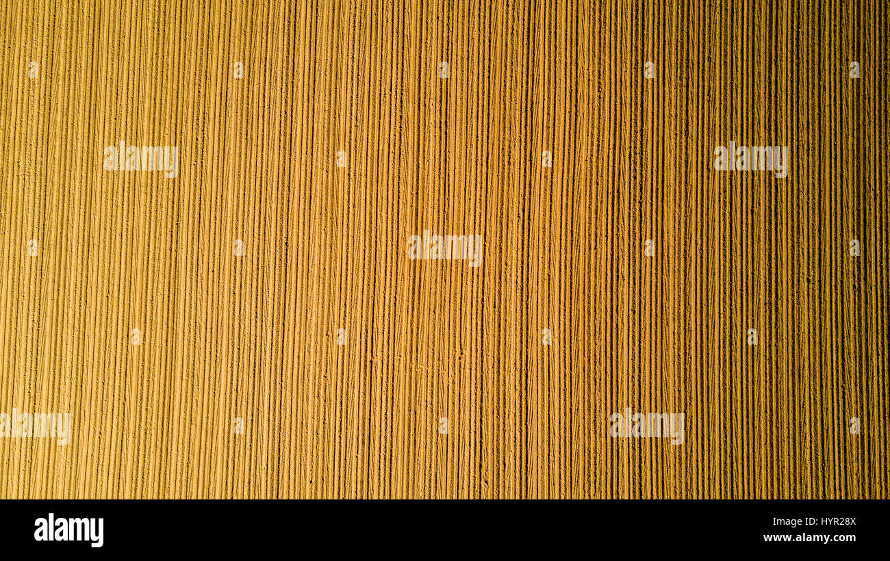 Natur und Landschaft: Luftaufnahme von einem Feld, Anbau, gepflügtes Feld, Landschaft, Landwirtschaft, Stockfoto