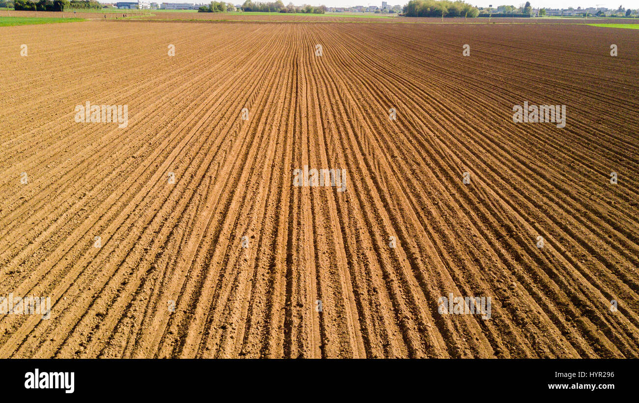 Natur und Landschaft: Luftaufnahme von einem Feld, Anbau, gepflügtes Feld, Landschaft, Landwirtschaft, Stockfoto