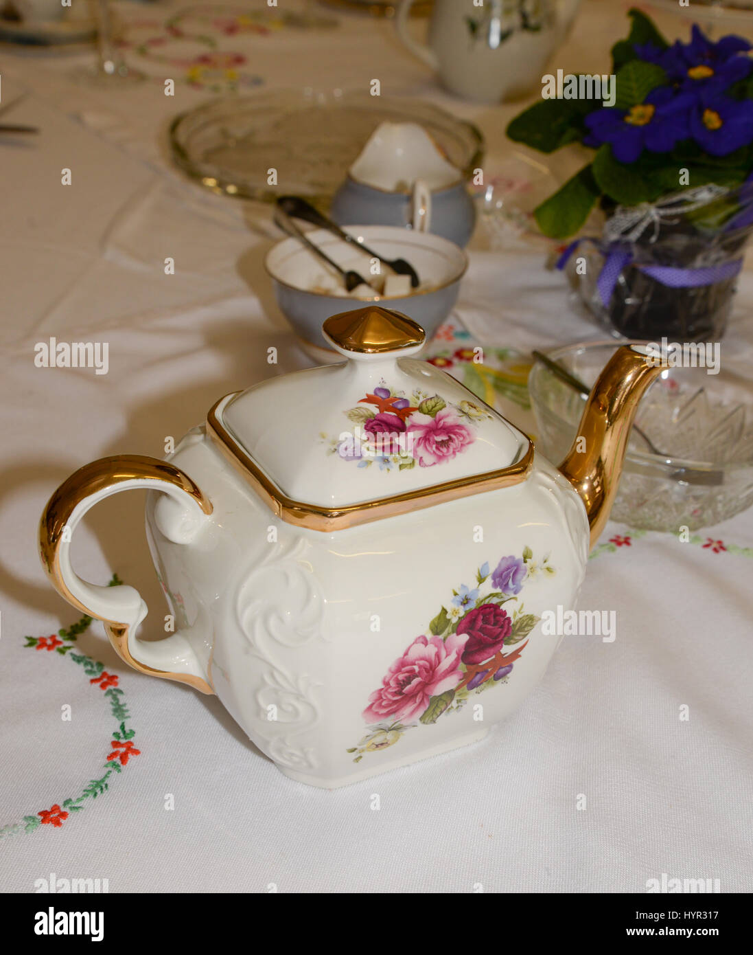 Blumen China Teekannen an einem Dorffest Halle Liebe Tee verwendet. Stockfoto
