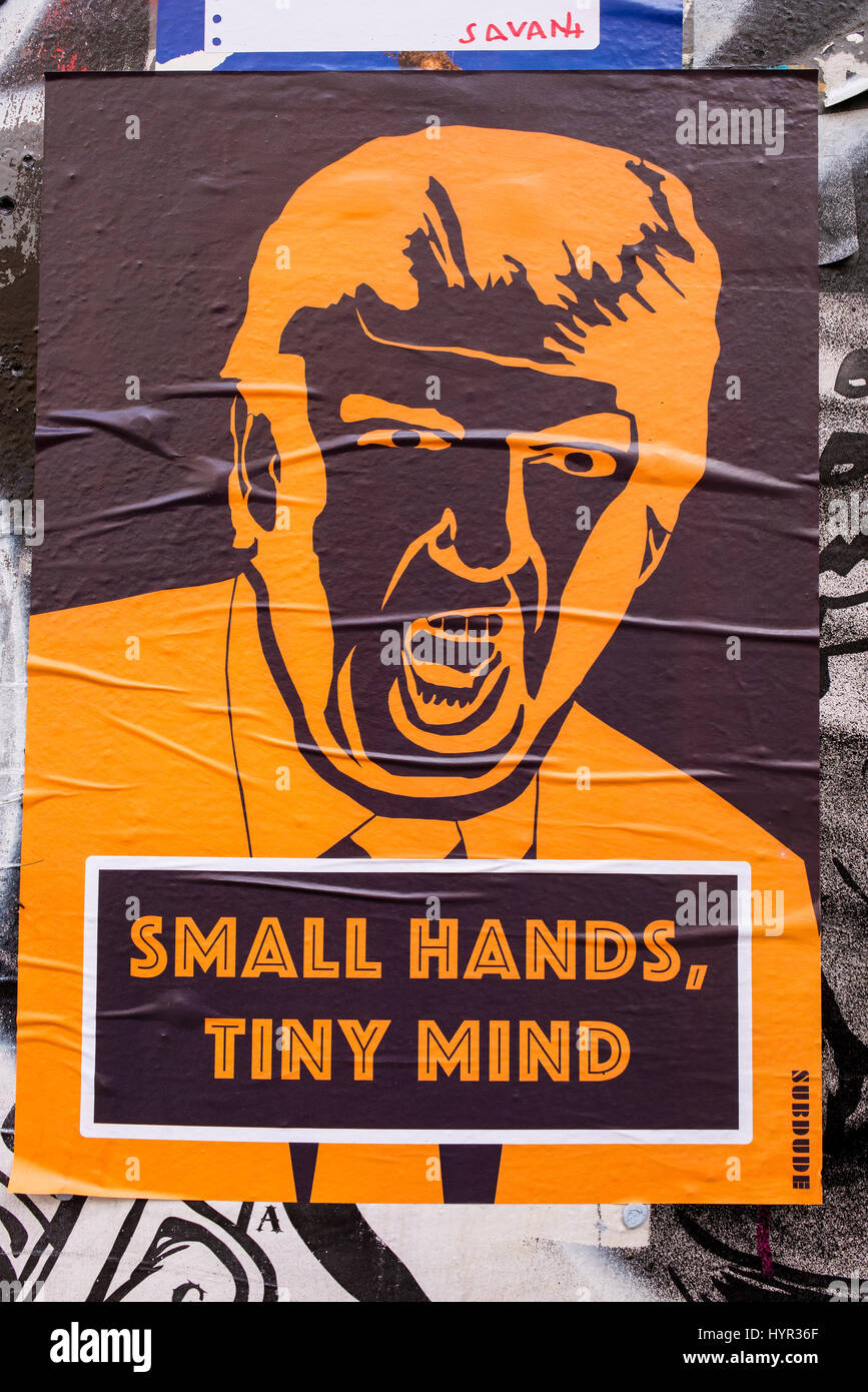 Plakat aus dem Künstler Subdude mit Zeichnung repräsentieren Donald Trump Geschrei und Worte "kleine Hände, winzige Geist" unter Stockfoto
