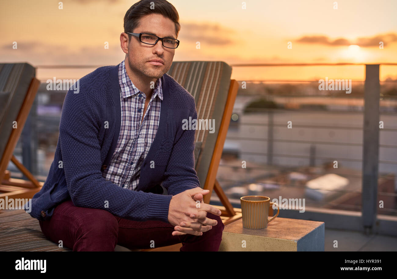 Mann in 30 trägt modische Brillen. Stockfoto
