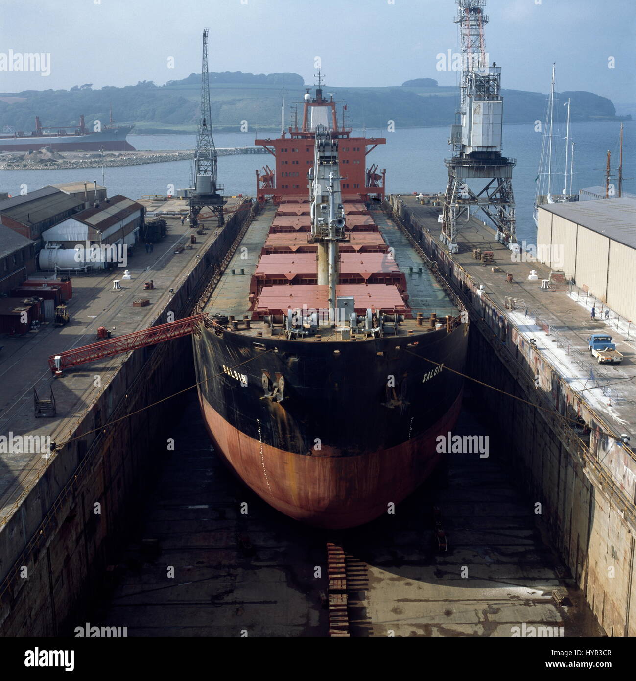 AJAXNETPHOTO. 1997. FALMOUTH, ENGLAND. -BULK CARRIER REFIT - SALGIR RUFT EIN REFIT IM TROCKENEN DOCK DES HAFENS. FOTO: JONATHAN EASTLAND/AJAX. REF: 9707 1 Stockfoto