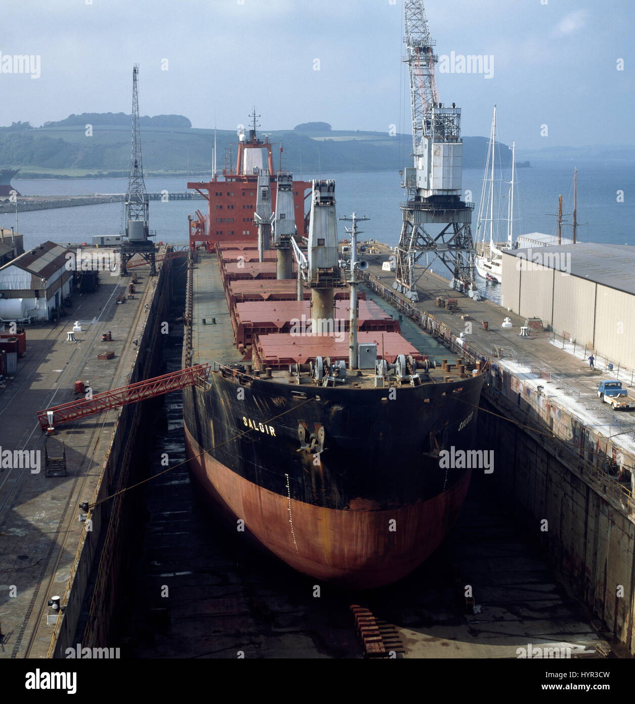 AJAXNETPHOTO. 1997. FALMOUTH, ENGLAND. -BULK CARRIER REFIT - SALGIR RUFT EIN REFIT IM TROCKENEN DOCK DES HAFENS. FOTO: JONATHAN EASTLAND/AJAX. REF: 9707 2 Stockfoto