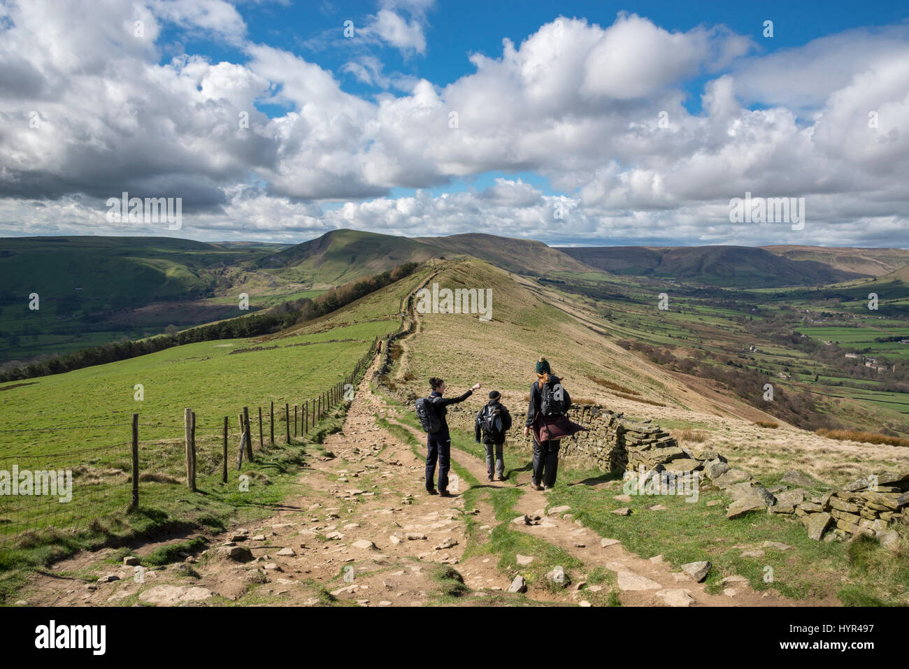 Eine Familiengruppe zu Fuß den großen Grat von Lose Hill Mam Tor im Peak District an einem schönen, sonnigen Frühlingstag. Stockfoto