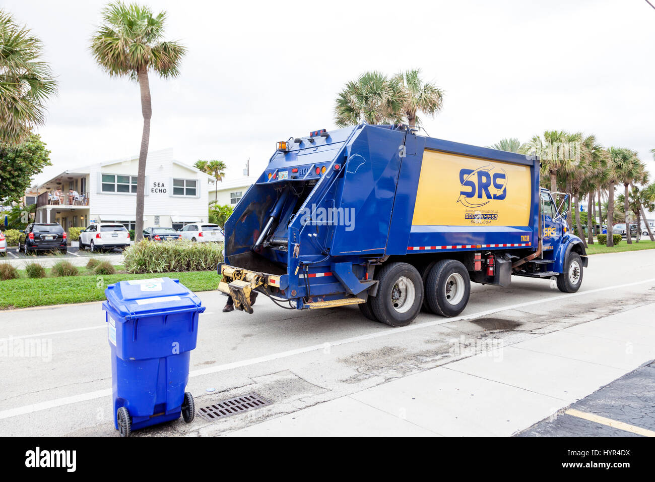 Hollywood, Fl, USA - 14. März 2017: Sammlung Müllwagen in Hollywood Beach. Florida, United States Stockfoto