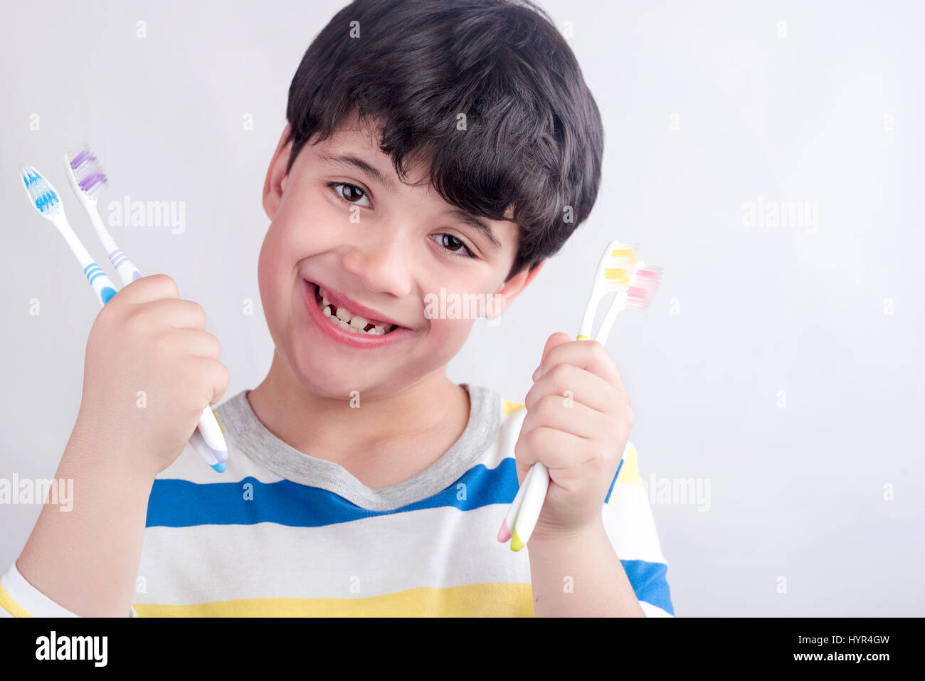 Lächelndes Kind mit Zahnbürste Stockfoto