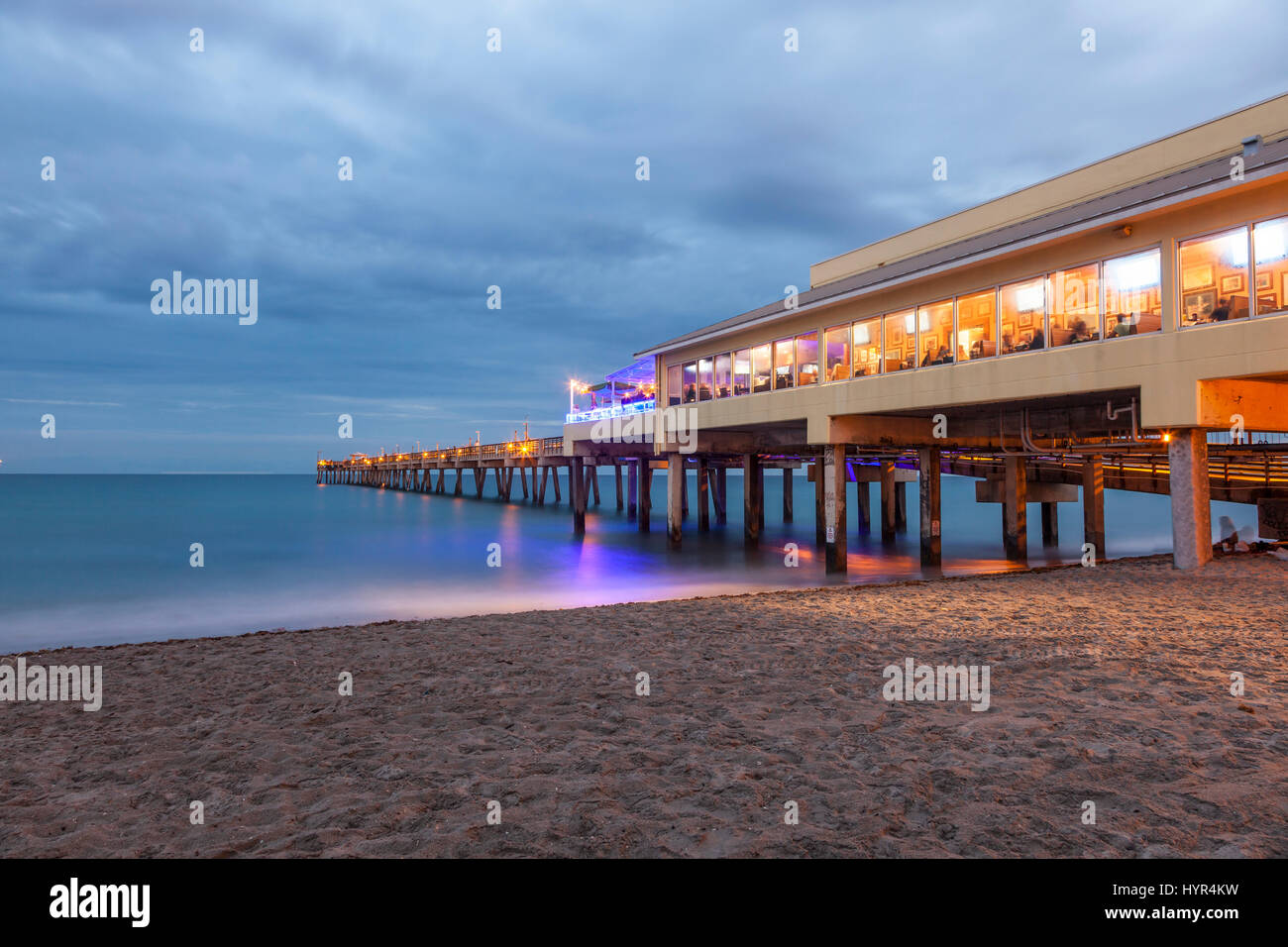 Dania Beach Angelpier bei Einbruch der Dunkelheit beleuchtet. Hollywood Beach, Florida, Vereinigte Staaten von Amerika Stockfoto