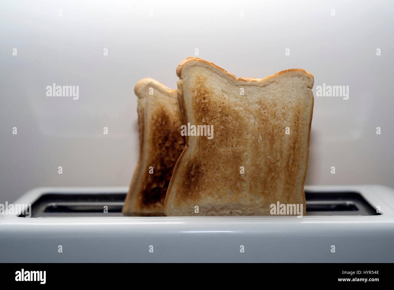 Cardiff, Wales, Vereinigtes Königreich. 23. Februar 2017. Frische, golden Toast aus dem Toaster in der Feier der Toast Nationalfeiertag Tauchen. Stockfoto Cardiff, Wales, Vereinigtes Königreich. 23. Februar 2017. Frische, golden Toast aus dem Toaster in der Feier der Toast Nationalfeiertag Tauchen. Stockfoto