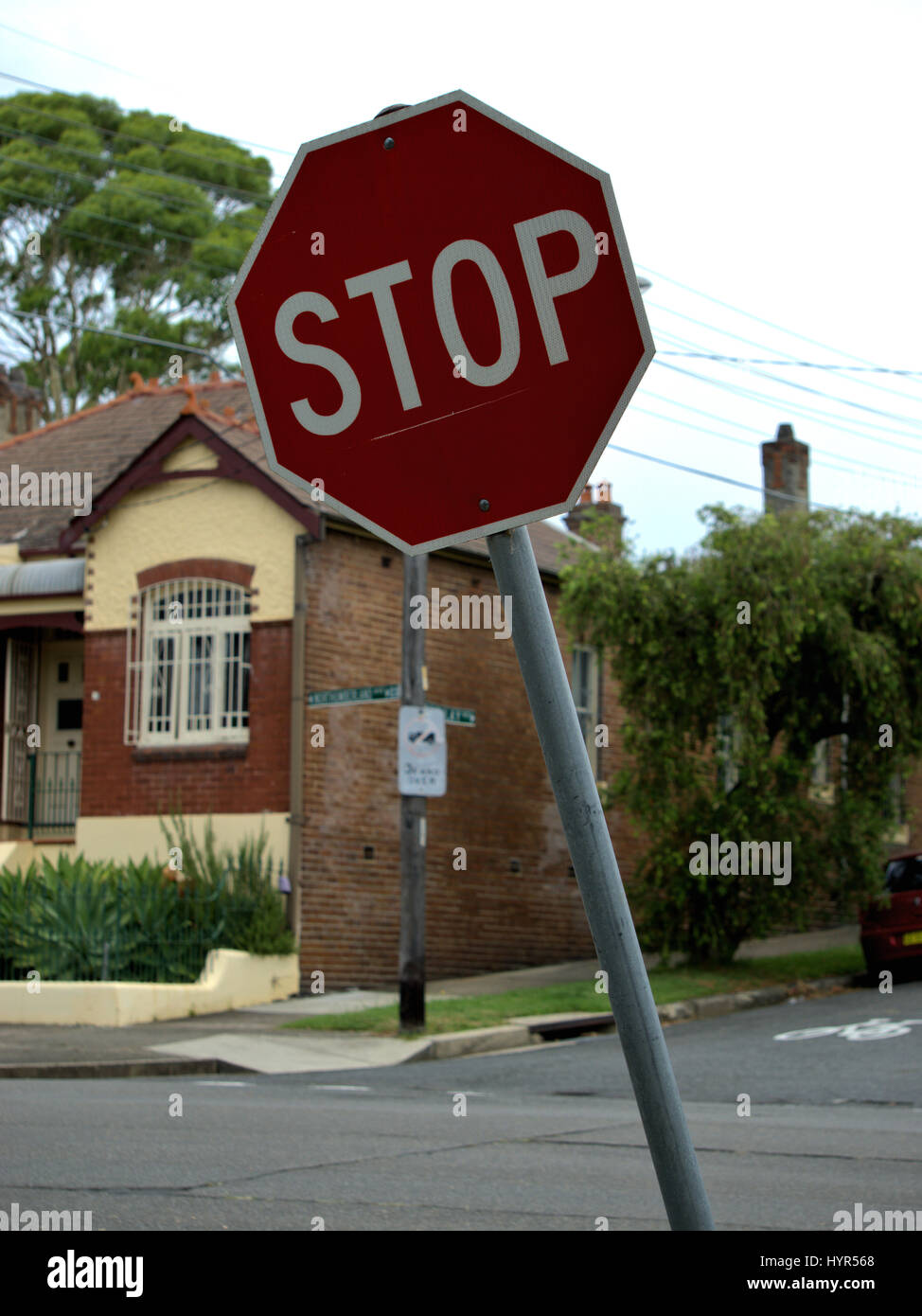Rote STOP-Schild zur Seite gekippt in Australien. Stop Schild Fahrer zu warnen. Stockfoto
