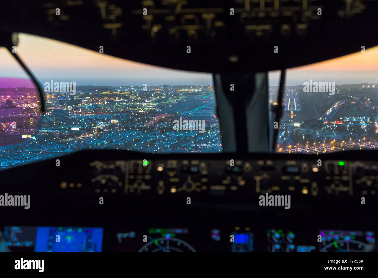 Cockpit-Ansicht des Boeing 787 Nacht Landung in Los Angeles Stockfoto